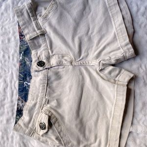 Loose fitted cream shorts